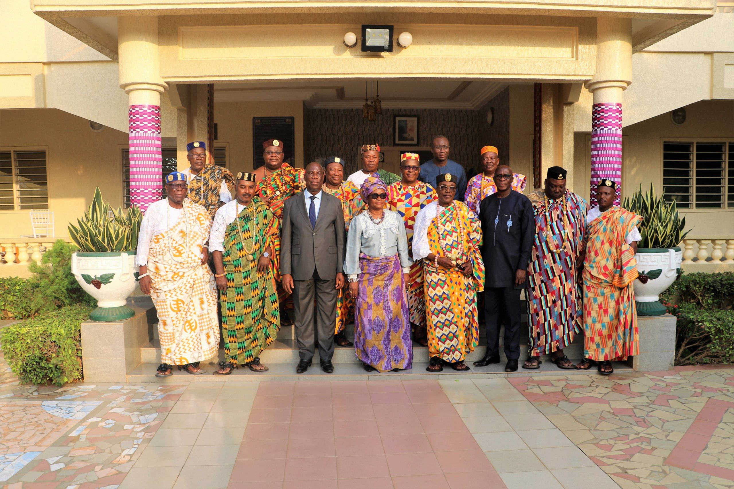 Le Gouverneur du Grand Lomé rencontre les chefs des cantons pour discuter des enjeux locaux et renforcer la collaboration.