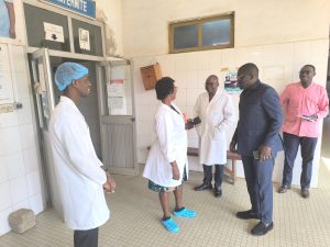 Lors de sa visite au CHR de Kara, le ministre de la Santé, Professeur Tchin Darre, a engagé un dialogue direct avec le personnel