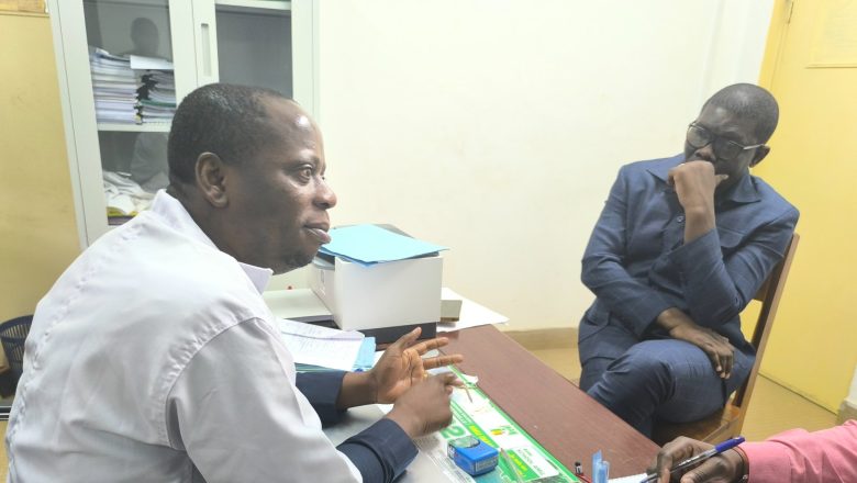 Lors de sa visite au CHR de Kara, le ministre de la Santé, Professeur Tchin Darre, a engagé un dialogue direct avec le personnel