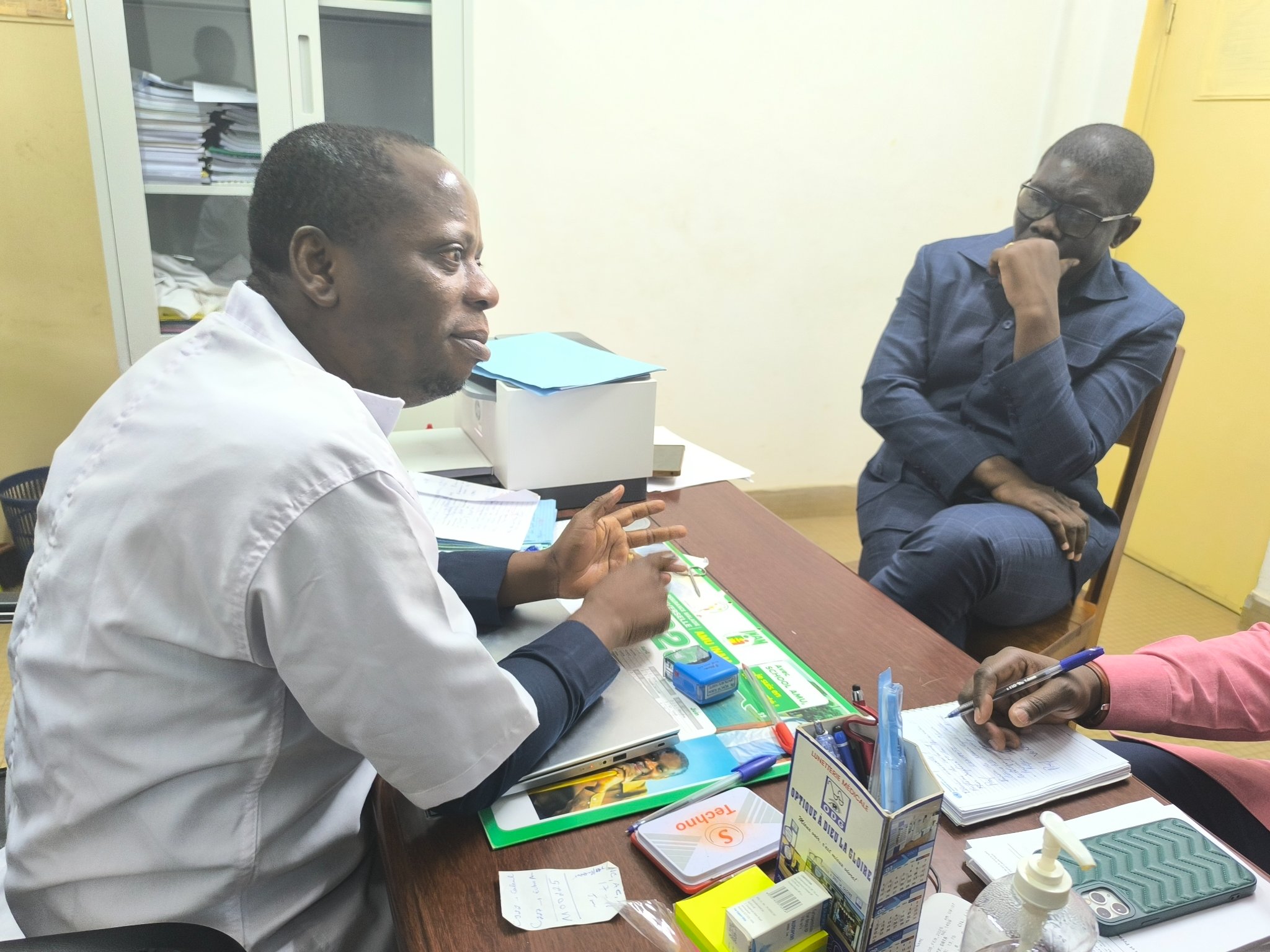 Lors de sa visite au CHR de Kara, le ministre de la Santé, Professeur Tchin Darre, a engagé un dialogue direct avec le personnel