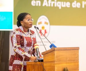 En mobilisant experts, décideurs et acteurs autour de l'éducation des filles et de l'émancipation des femmes,