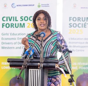 En mobilisant experts, décideurs et acteurs autour de l'éducation des filles et de l'émancipation des femmes,