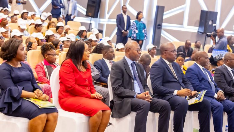 En mobilisant experts, décideurs et acteurs autour de l'éducation des filles et de l'émancipation des femmes,