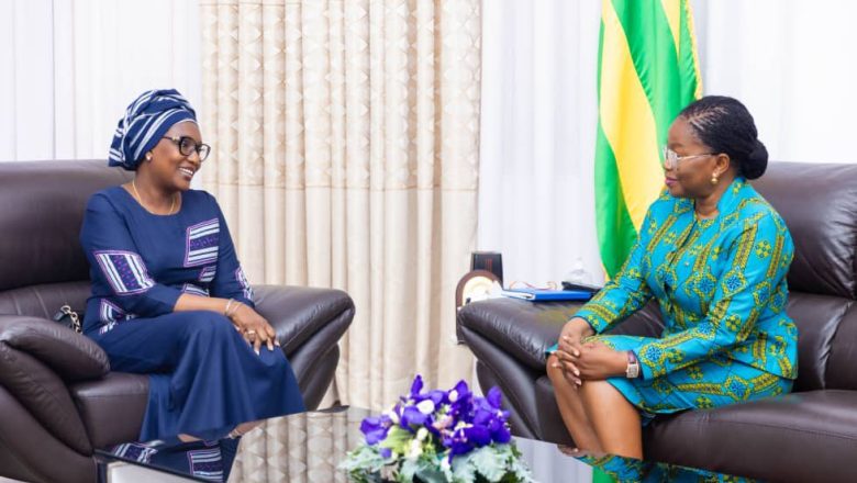 Victoire Dogbe félicite Awa Faly Ba pour les remarquables résultats de Plan International Togo en matière de droits des enfants,