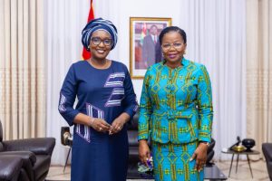 Victoire Dogbe félicite Awa Faly Ba pour les remarquables résultats de Plan International Togo en matière de droits des enfants,
