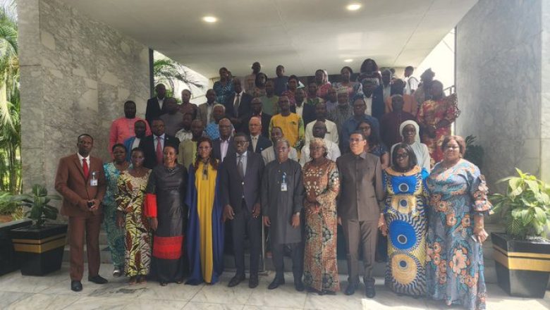 Une table ronde à Lomé mobilise les partenaires pour intégrer soins PFPP, SRMNI et nutrition, visant un système de santé togolais