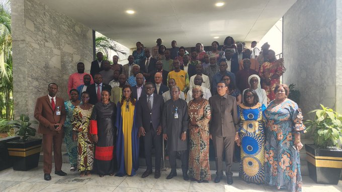 Une table ronde à Lomé mobilise les partenaires pour intégrer soins PFPP, SRMNI et nutrition, visant un système de santé togolais