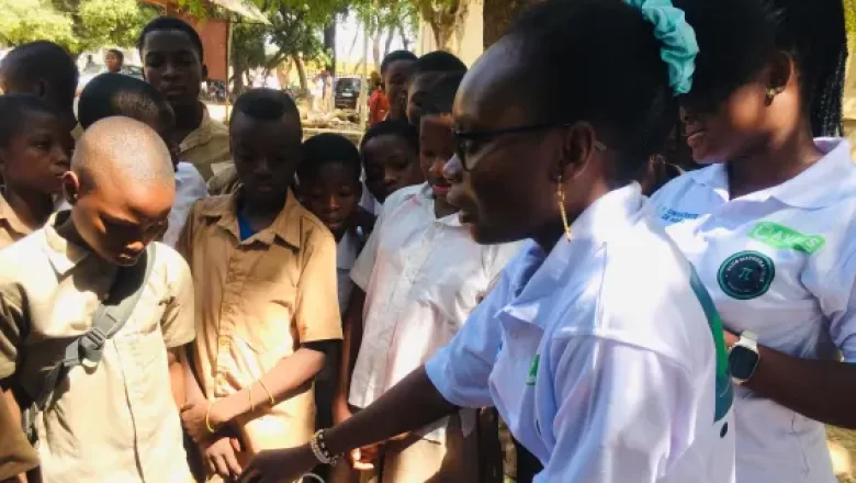 La caravane scientifique de l’Université de Kara sensibilise les lycéennes aux filières scientifiques à travers des ateliers interactifs,