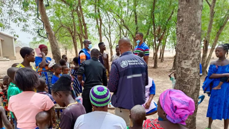 Au cœur de l'épidémie de rougeole dans le district de Mô, une campagne de vaccination appuyée par l'OMS au Togo offre une protection