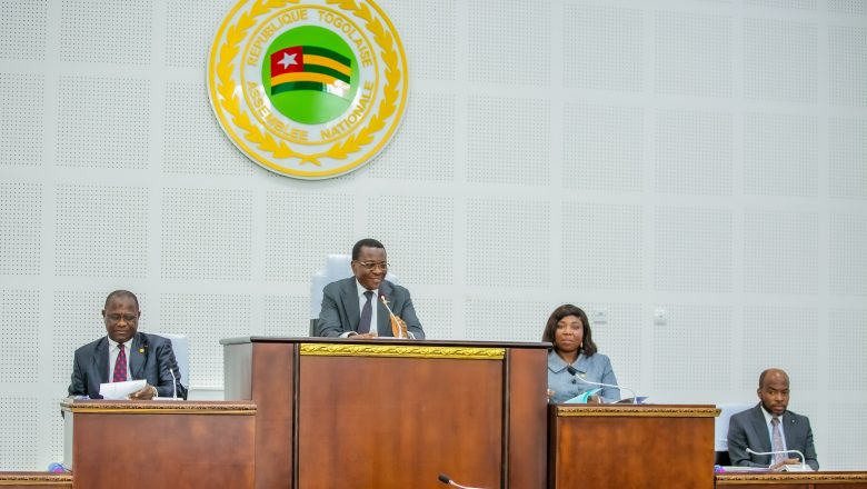 La session extraordinaire de l’Assemblée nationale togolaise de mars 2025, ouverte par Sévon-Tépé Kodjo Adedze.