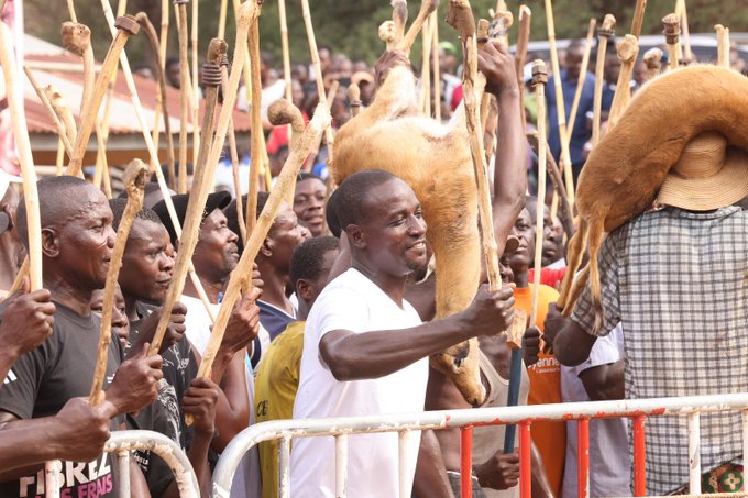 La danse des chasseurs Pya Hodo, un rituel ancestral célébrant la bravoure, l’identité culturelle et l’harmonie entre tradition et modernité