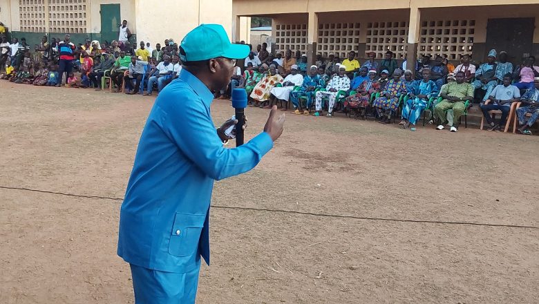 Le Ministre togolais de l’Environnement, Katari FOLI BAZI, sensibilise les communautés de Goubi et Bago à la préservation de leurs forêts