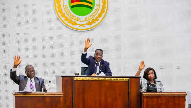 L’Assemblée nationale togolaise adopte à l’unanimité deux lois clés pour moderniser la gouvernance publique, réformant l’OTR