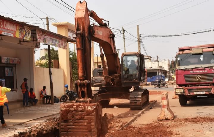Le gouvernement togolais renforce la protection des populations contre les inondations avec des travaux d'infrastructure à Lomé