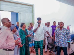 Emmanuel Adebayor et Binta Sanneh du PNUD Togo ont exploré les possibilités de partenariats pour le développement durable 