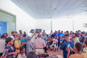 Emmanuel Adebayor et Binta Sanneh du PNUD Togo ont exploré les possibilités de partenariats pour le développement durable 