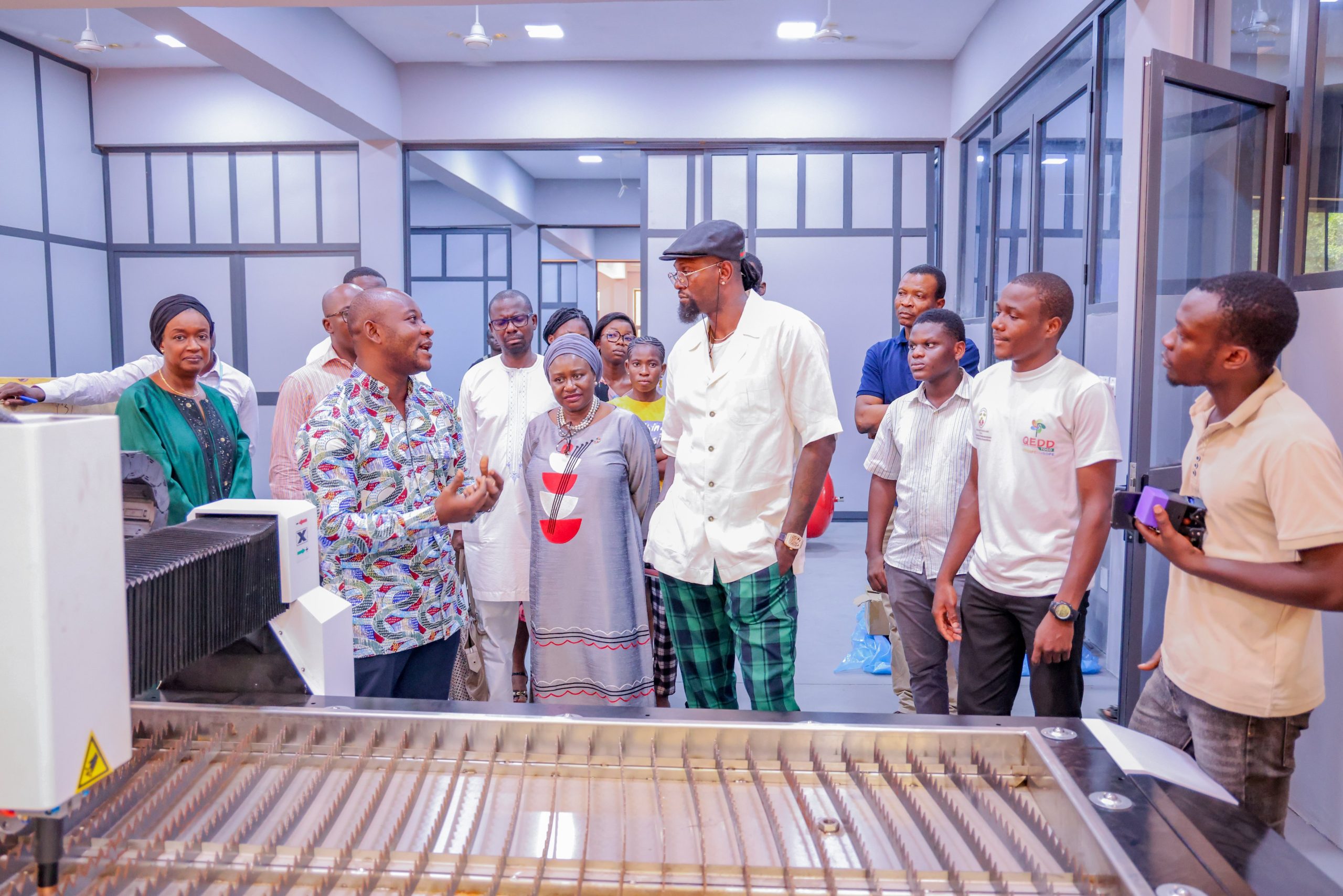Emmanuel Adebayor et Binta Sanneh du PNUD Togo ont exploré les possibilités de partenariats pour le développement durable