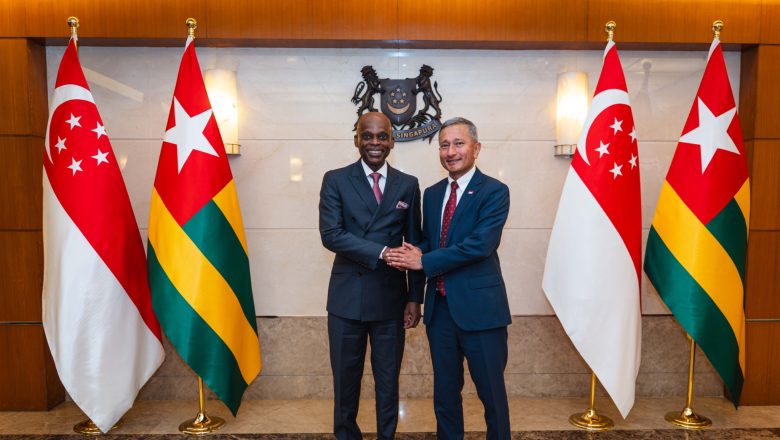 Le ministre togolais Robert Dussey signe à Singapour un protocole d'accord avec son homologue, le Dr. Vivian Balakrishnan, pour renforcer