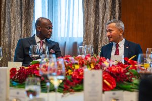 Le ministre togolais Robert Dussey signe à Singapour un protocole d'accord avec son homologue, le Dr. Vivian Balakrishnan, pour renforcer