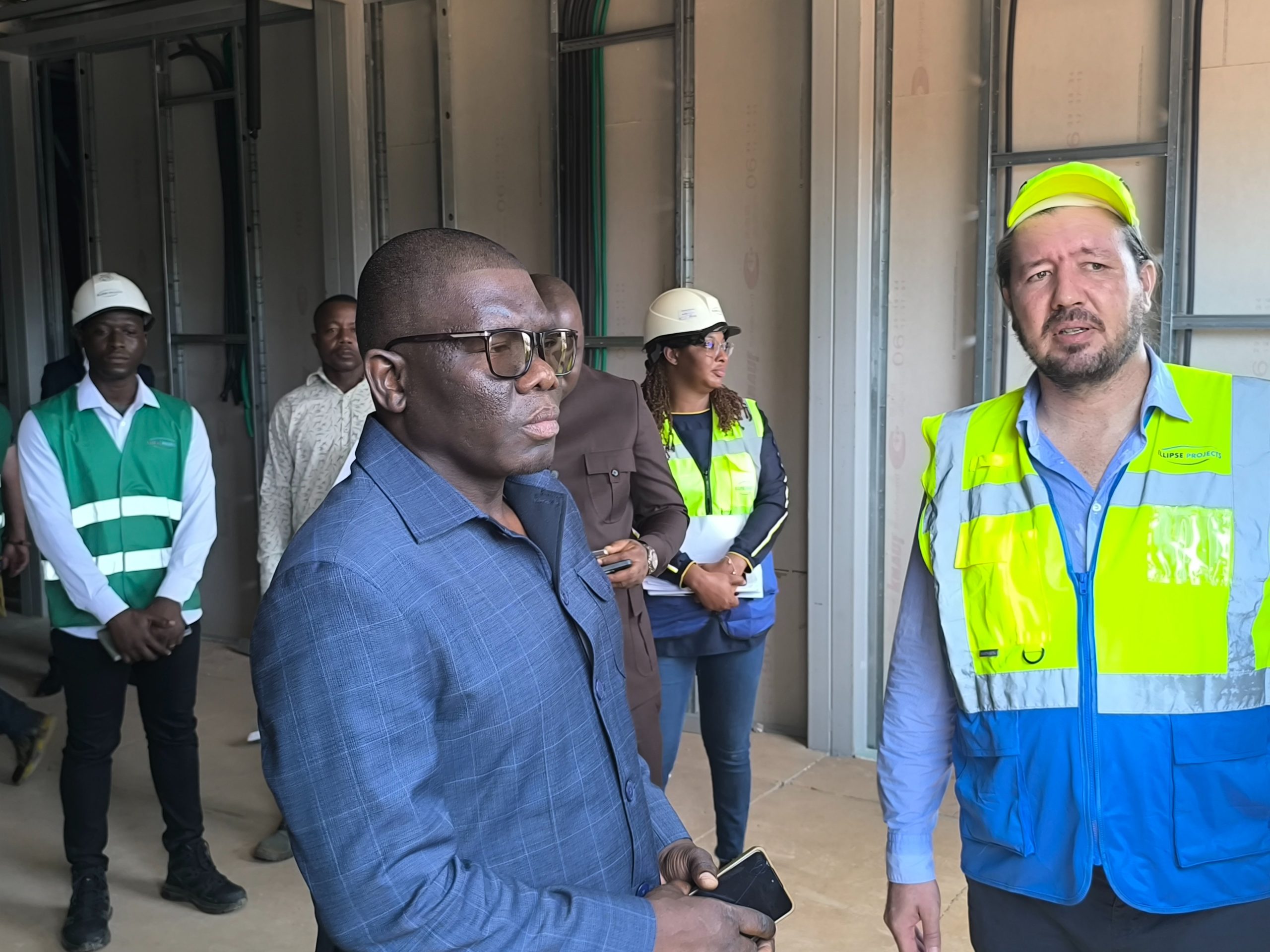 Le Professeur Tchin Darré, ministre de la Santé, a visité le chantier de l’Ellipse Project au CHU Campus de Lomé, scrutant l’avancée