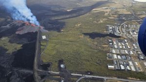 L’éruption volcanique qui secoue la péninsule de Reykjanes, près de Grindavík, où la terre s’ouvre et défie les hommes 