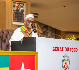 Le  Sénat togolais inaugure sa première session sous la présidence de Barry Moussa Barqué, marquant l’avènement du bicaméralisme dans une Ve
