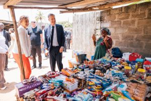 La ministre slovène Tanja Fajon, représentant également l'UE, se rend au Togo pour approfondir un partenariat jugé essentiel,