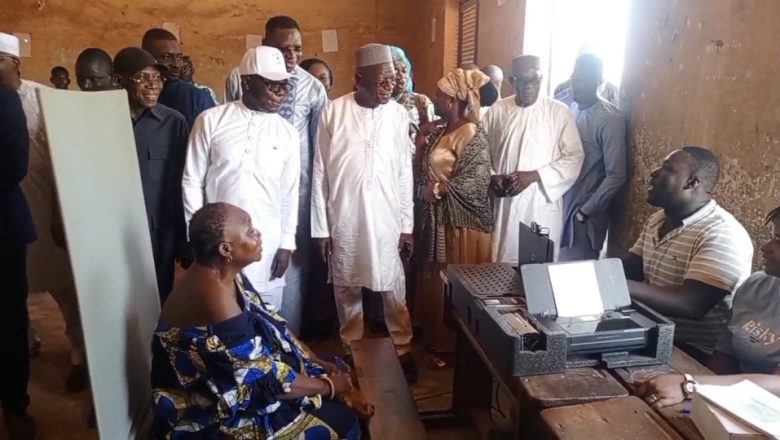 Katari Foli Bazi supervise à Tchaoudjo la révision des listes électorales, exhortant les jeunes à s’enrôler pour les scrutins de 2025.