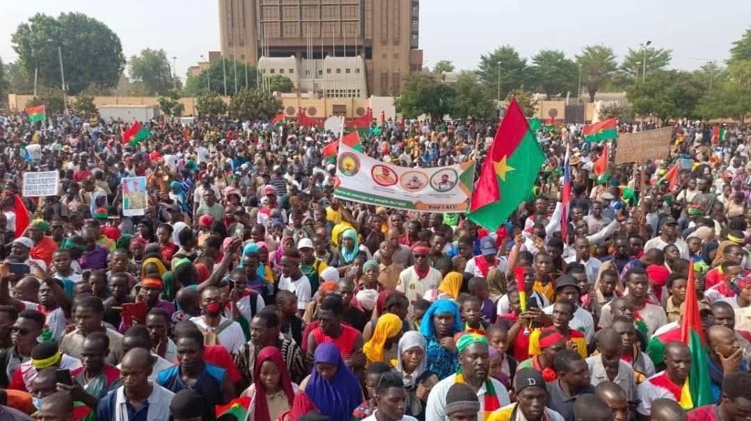 Ouagadougou a vibré le 30 avril 2025 lors d'un meeting massif en soutien au capitaine Traoré, affirmant la souveraineté du Burkina Faso