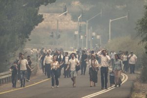 De gigantesques incendies de forêt ont ravagé les environs de Jérusalem, entraînant des évacuations massives et un état d'urgence face