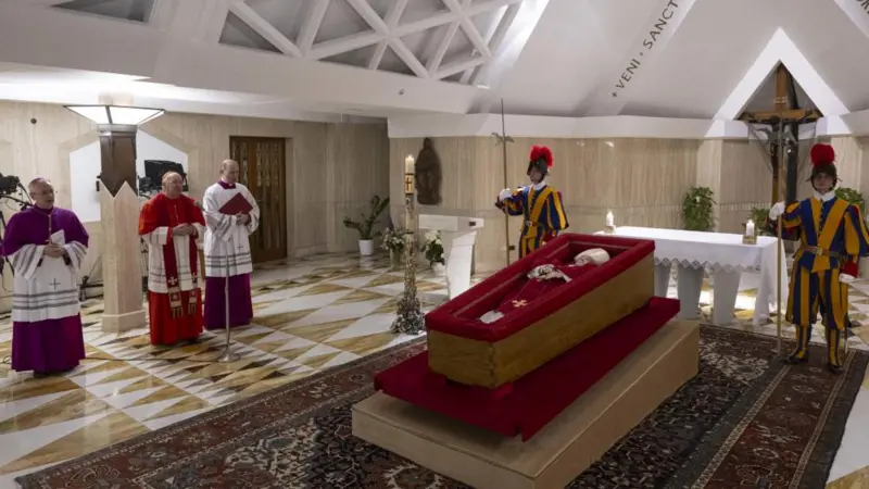Le pape François, décédé d’un AVC, sera inhumé à Sainte-Marie-Majeure après des funérailles solennelles le 26 avril, attirant dirigeants
