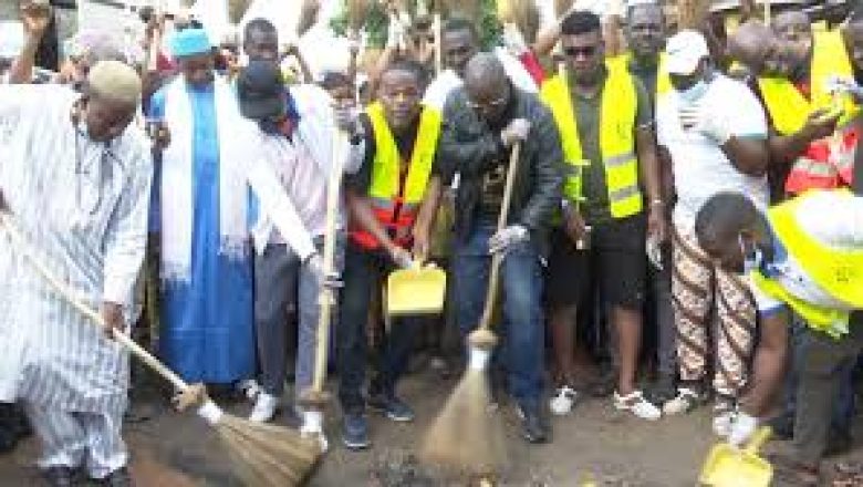 L’opération « Togo Propre » reprend le 5 avril 2025 sous l’élan du ministre Pacôme Adjourouvi, mobilisant citoyens,