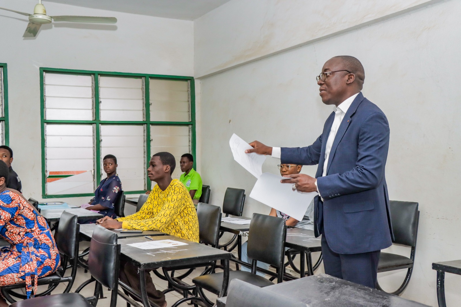 Des centaines de jeunes Africains passent le concours d'entrée de la prestigieuse EAMAU à Lomé, visant une formation d'élite