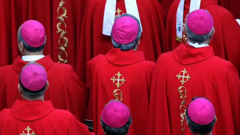 Les secrets et le rituel millénaire du conclave, ce processus solennel et rigoureux au cœur du Vatican pour élire le nouveau pape.
