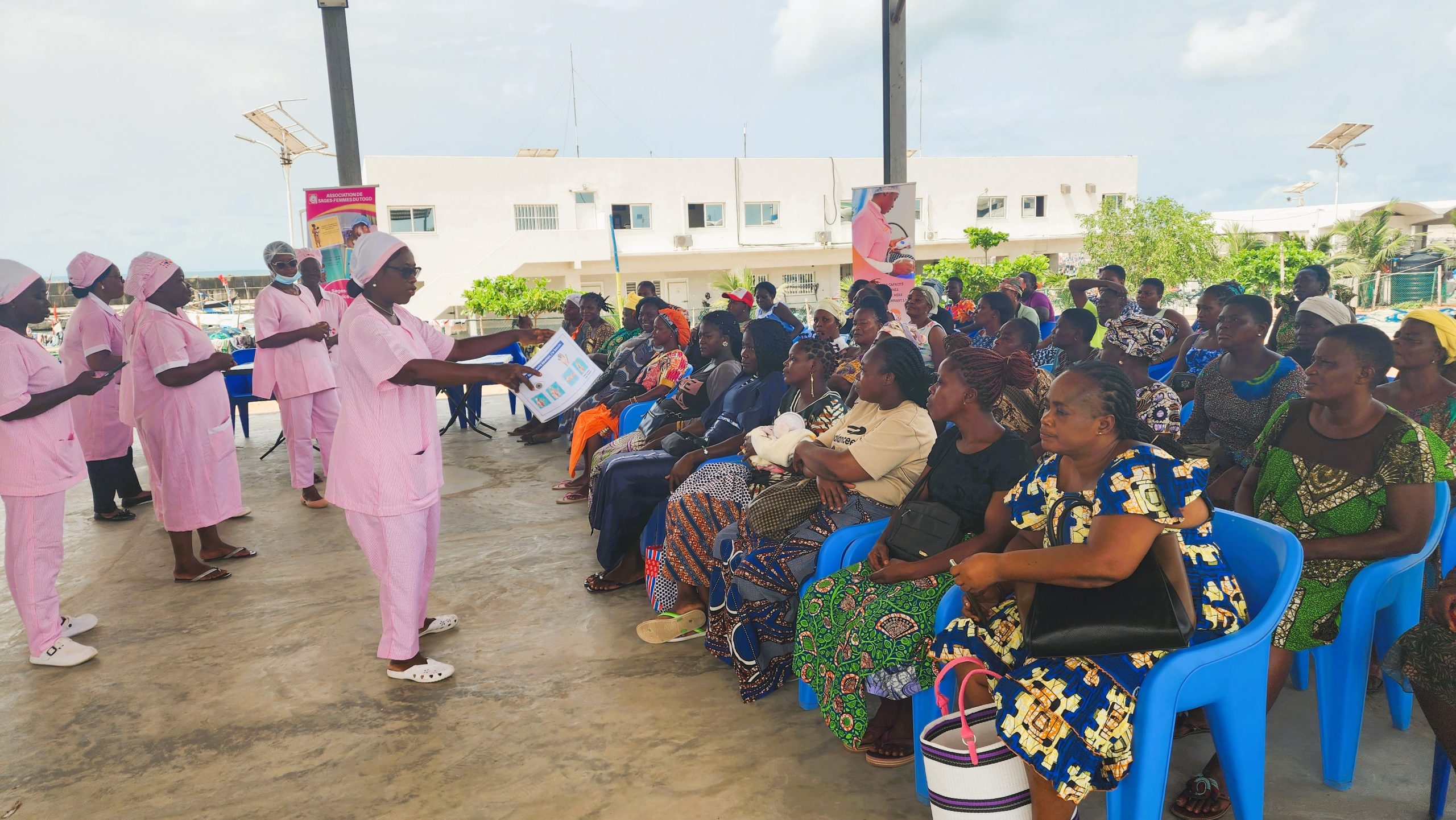 À Lomé, les sages-femmes mènent une campagne vitale contre les cancers féminins, offrant dépistage et espoir à des milliers de femmes