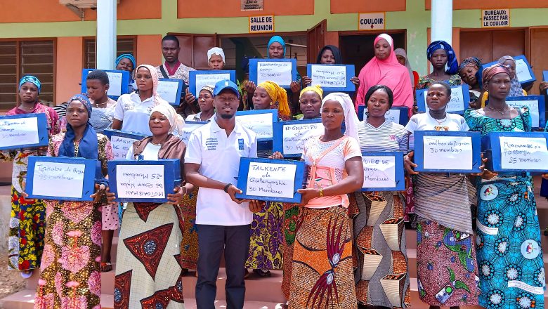 À Dapaong, des femmes réfugiées au Togo construisent leur autonomie grâce à une formation en épargne et aux activités génératrices de revenus, offrant un modèle de résilience face aux crises régionales.