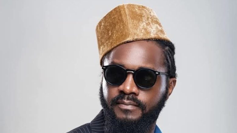 Le rappeur togolais Aamron a été arrêté à Lomé pour ses critiques envers le régime, suscitant l'indignation et relançant le débat sur la liberté d'expression au Togo.