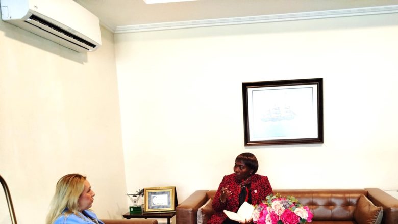 Muteber Kılıç, connue pour son engagement en faveur des droits des femmes, a réaffirmé le soutien de la Turquie à des initiatives comme les cliniques mobiles déployées par l’UNFPA et l’OMS,