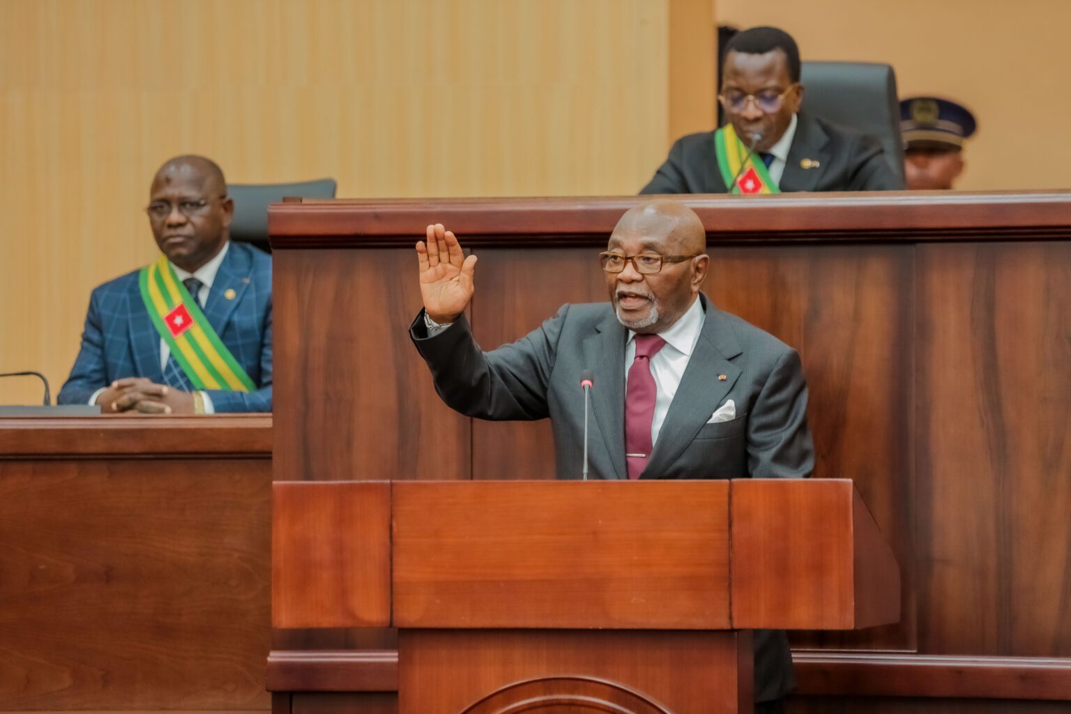 Togo intronise un président décoratif  : une démocratie en costume d’apparat