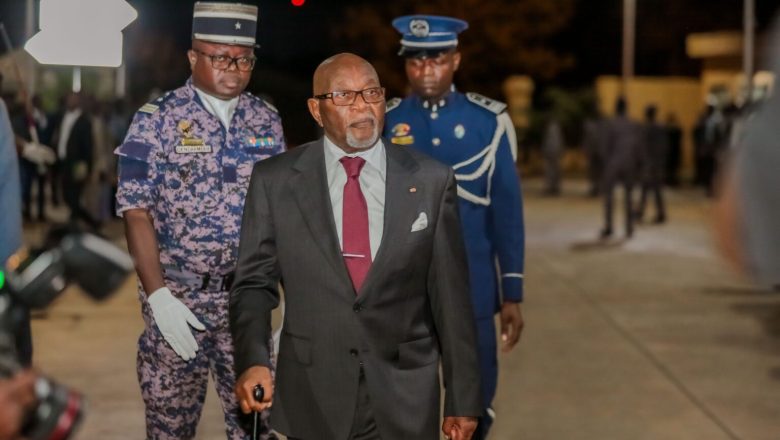 Jean-Lucien Savi de Tové, de l’opposant emprisonné au président honorifique du Togo, incarne l’ironie d’un destin où la sagesse cède à la dynastie Gnassingbé dans une Ve République en trompe-l’œil.