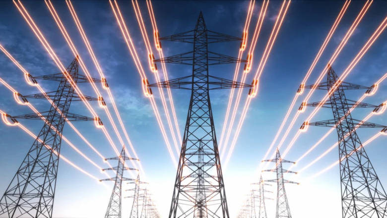 Le Togo vise l'accès universel à l'électricité d'ici à 2030 en misant sur les énergies renouvelables, malgré les défis financiers et techniques colossaux nécessitant investissements et formation.