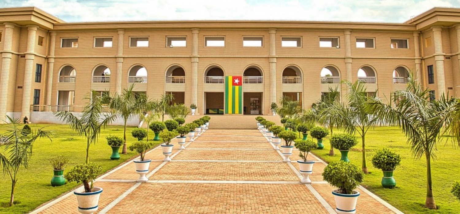 Au Togo, la session parlementaire du 3 mai 2025 pour entériner la nouvelle constitution, perçue comme un sacre de Faure Gnassingbé,