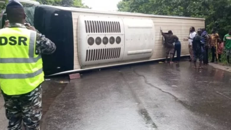 Un bus de la compagnie Nagodé s'est écrasé sur la RN1 au Togo, marquant le troisième accident majeur en trois mois pour la compagnie et soulevant des questions urgentes sur la sécurité routière dans le pays.