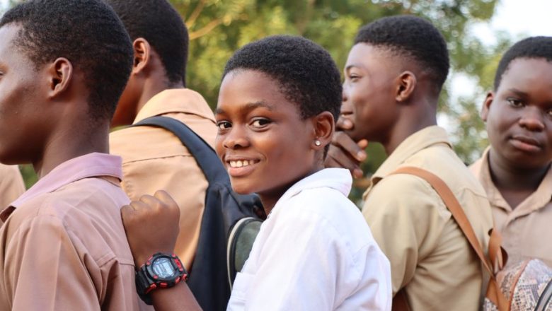 Des milliers de collégiens togolais affrontent le BEPC 2025, un examen crucial marqué par la dématérialisation des inscriptions et l'espoir