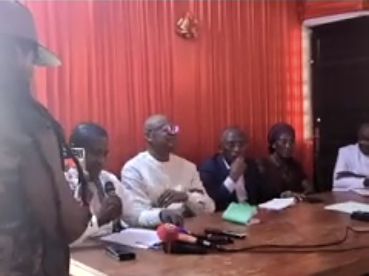 L'opposition togolaise se réveille tardivement pour contester le régime parlementaire consolidant le pouvoir de Faure Gnassingbé, révélant ses lacunes stratégiques et le silence des organisations internationales.