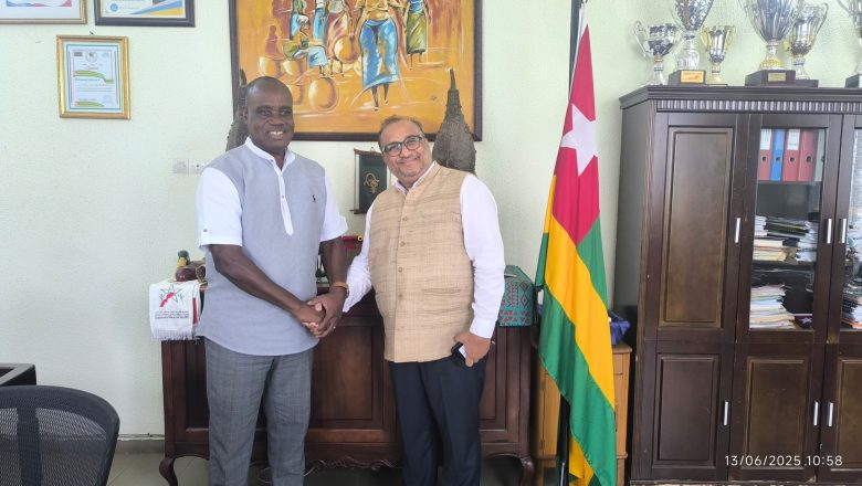 À Kpalimé, le maire du Togo offre ses condoléances à l'Inde suite à la tragédie d'Air India à Ahmedabad, un geste symbolisant la solidarité humaine transcendant les frontières.