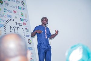 Le doctorant togolais Hessouwè Kévin Pari remporte la 5ᵉ édition de "Ma Thèse en 180 secondes" à Lomé et représentera le Togo à la finale internationale à Bucarest.