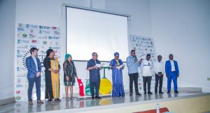 Le doctorant togolais Hessouwè Kévin Pari remporte la 5ᵉ édition de "Ma Thèse en 180 secondes" à Lomé et représentera le Togo à la finale internationale à Bucarest.