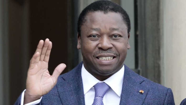 Togo – Faure Gnassingbé, désormais président du Conseil des ministres sous la Ve République, fait face à une contestation croissante de la jeunesse et de l’opposition, alors que la nouvelle architecture constitutionnelle verrouille l’exécutif et rend tout changement politique institutionnel quasi impossible.