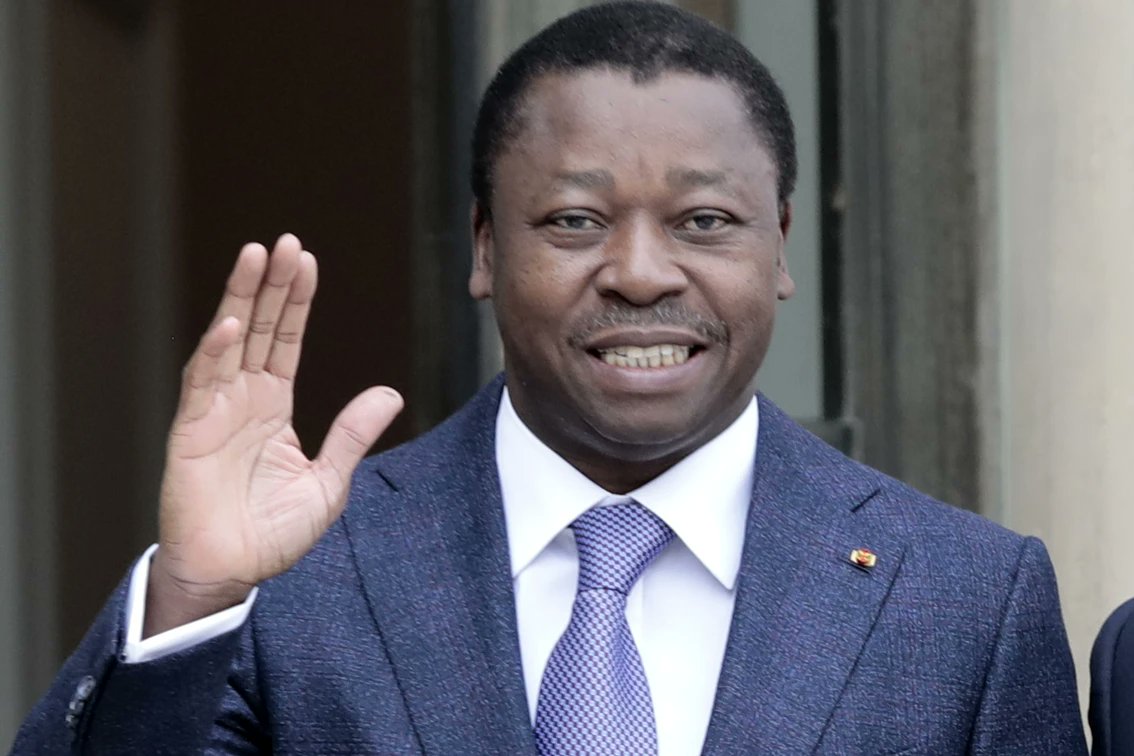 Togo – Faure Gnassingbé, désormais président du Conseil des ministres sous la Ve République, fait face à une contestation croissante de la jeunesse et de l’opposition, alors que la nouvelle architecture constitutionnelle verrouille l’exécutif et rend tout changement politique institutionnel quasi impossible.